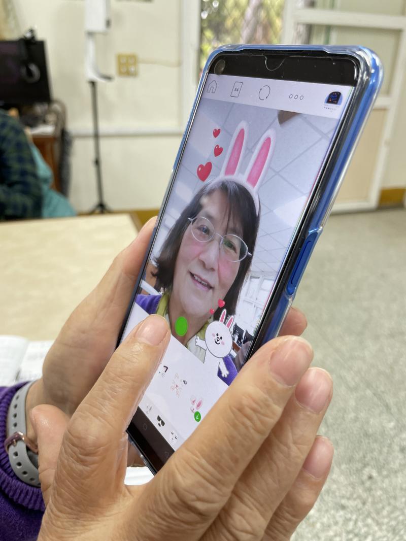 學員操作修圖 APP 體驗 AR