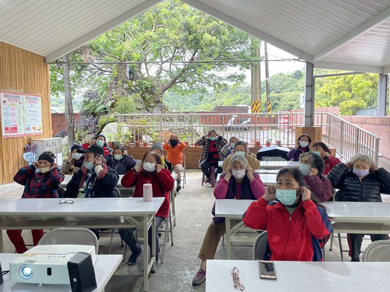 講師傳授社區長輩耳朵保健操