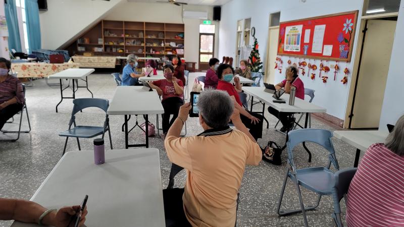 學員練習平板的照相功能。