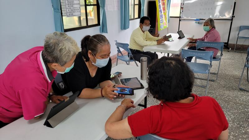 老師教導學員line相片上傳方式。