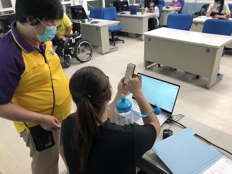 大家都非常好學的在課後 繼續詢問老師問題