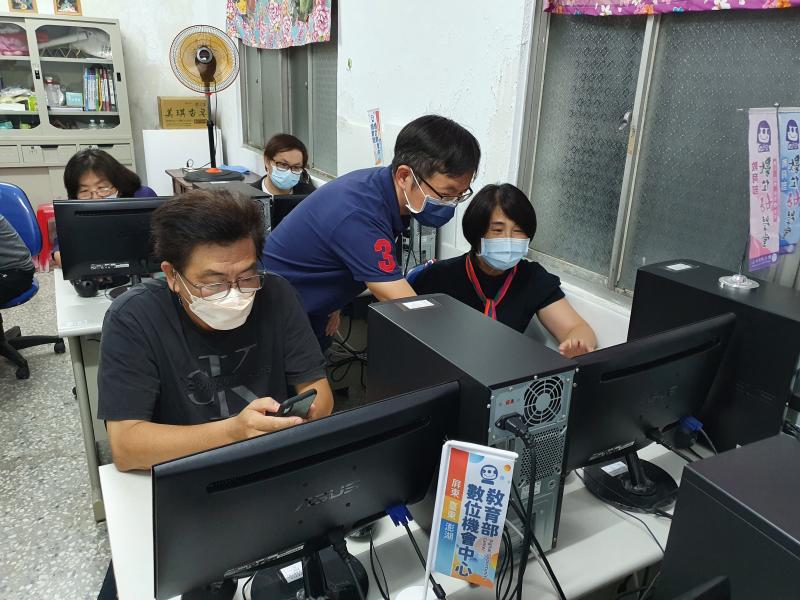 講師協助學員使用手機版Canva軟體:上傳文字與背景應用。