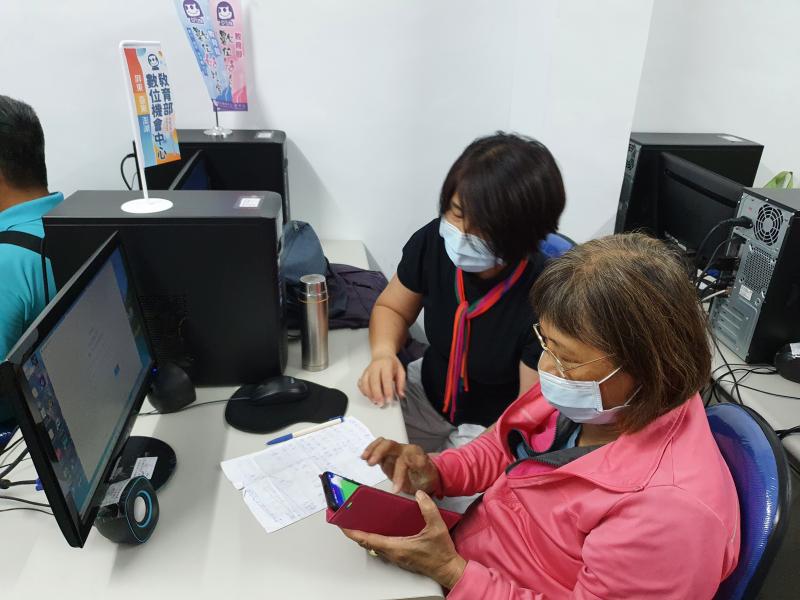 學員們相互學習手機版Canva軟體，上傳以及線上展示與儲存變更功能應用。