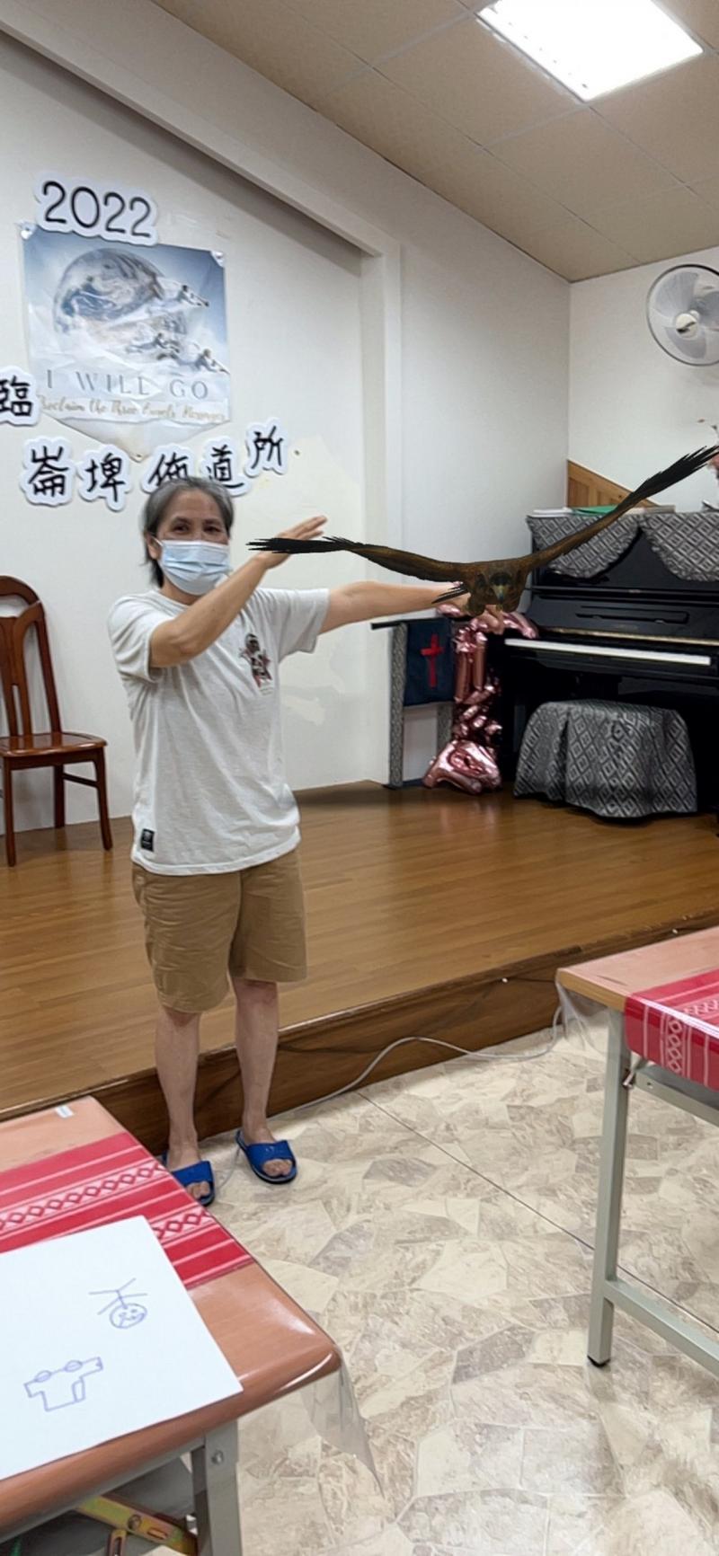 利用google擴增實境功能，將虛擬動物放進真實世界。變成線上動物園。