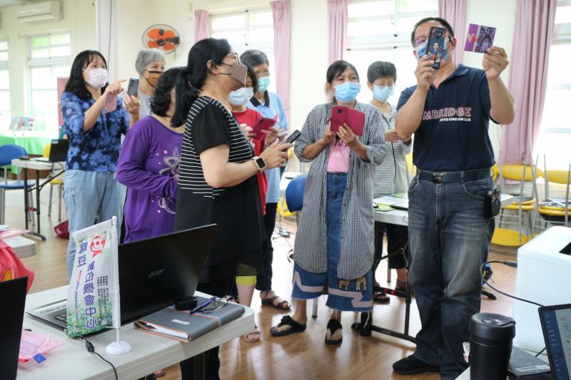 學員和老師分享ＡＲ作品