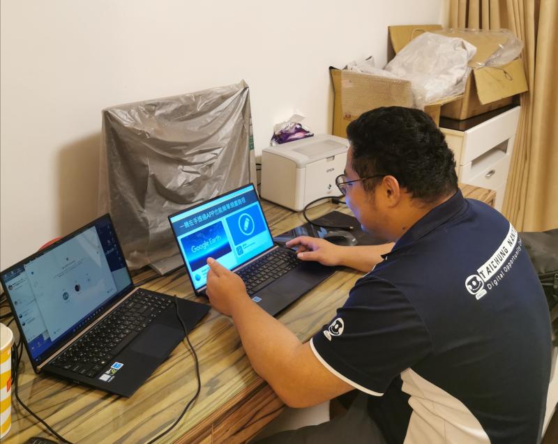 老師專注講解課程