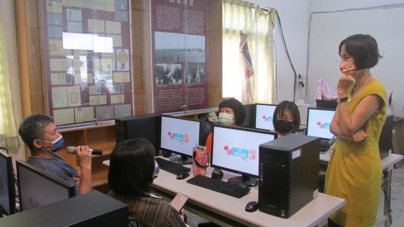 有位學員跟大家分享介紹說自己的農場裡種植著玫瑰草，形似香茅，但搓揉葉片時會散發出玫瑰的氣味，非常特別。