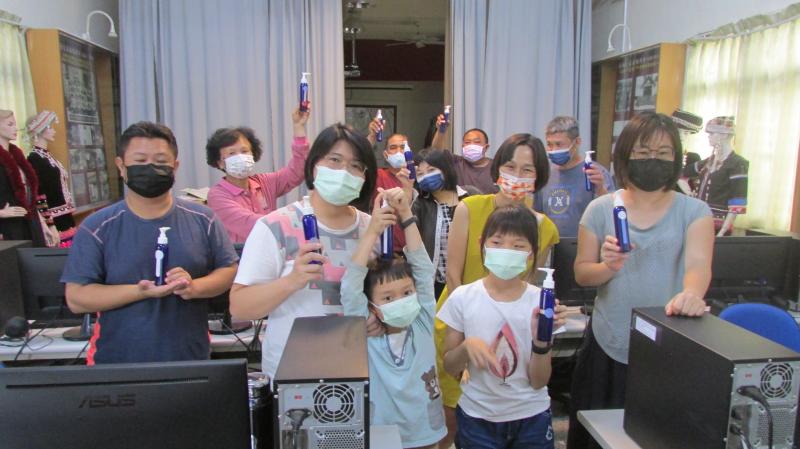 講師帶來萃取好的精油讓學員做手作品，學員試著用精油加上起泡劑等等的材料，完成了純天然的洗髮精。