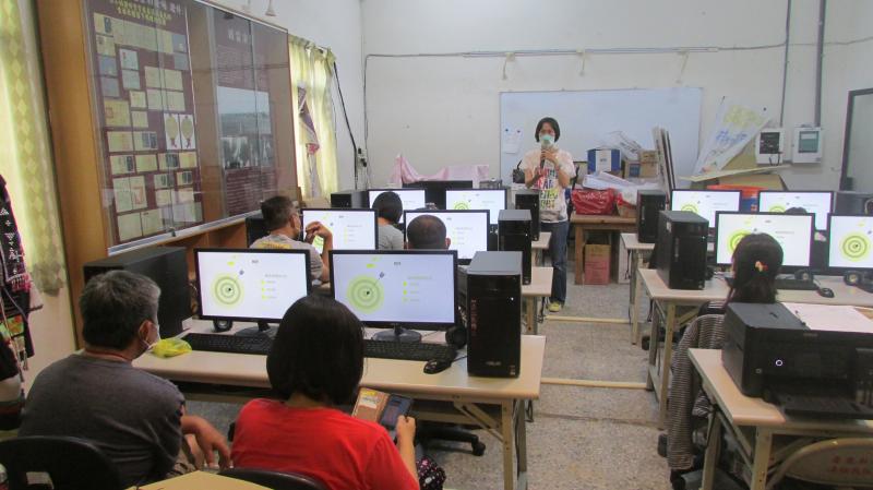 4/23香氣實驗e起來課堂上課情形。