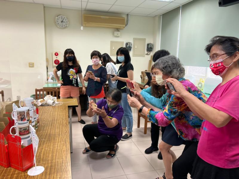 學員用手機記錄自己與其他學員設計的熱轉印成果