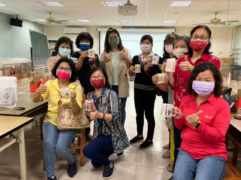 課後學員拿起自己今日學習成果與講師合影