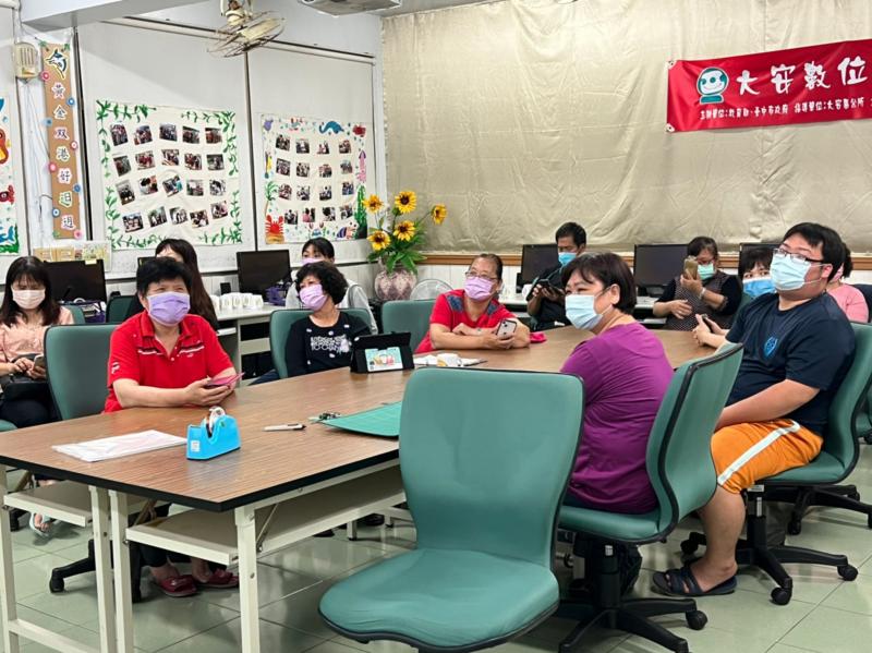 婆婆媽媽們聚精會神聆聽講解如何設計圖案樣式