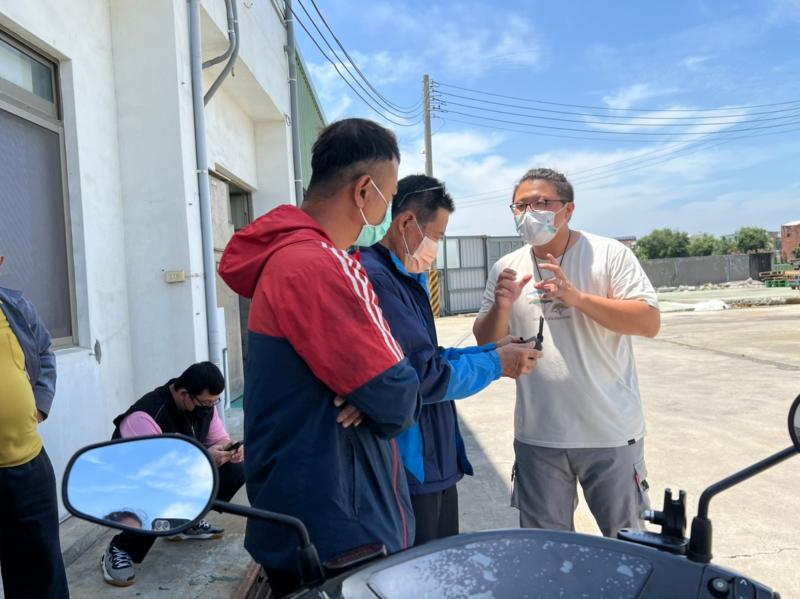 講師協助學員練習操控空拍機