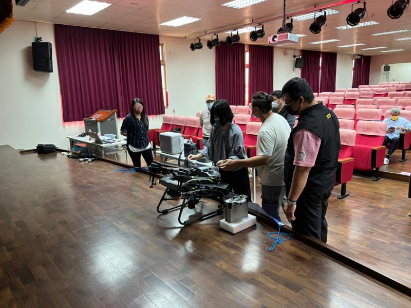 農會職員利用講師講課空檔來了解植保機相關問題