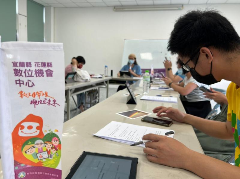 學員認真的做筆記，也發現用平板比較適合閱讀