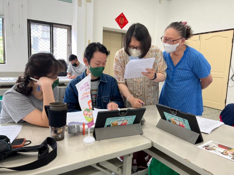 學員們很用心地在研讀劇本