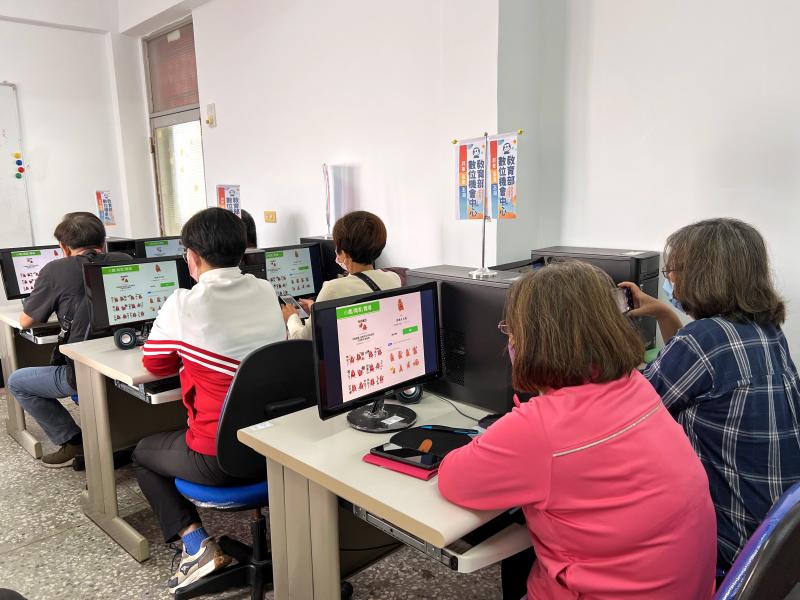 學員們專心看著電腦的講師簡報，聆聽講師教授LINE貼圖製作