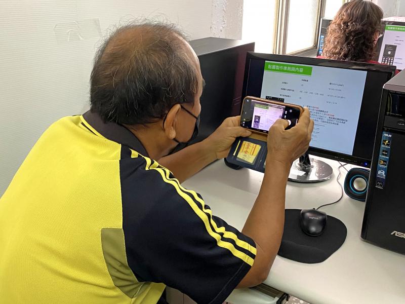 學員使用手機記錄講師簡報