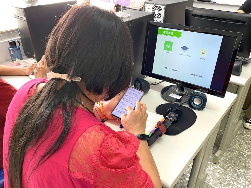 學員使用手機，操作下載去背及LINE拍貼APP