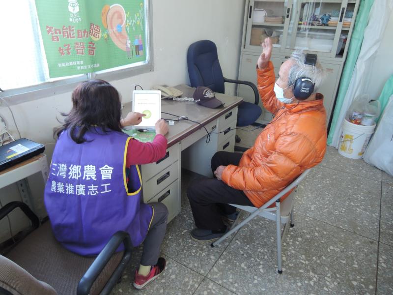 志工操作平板協助學員進行聽力檢測