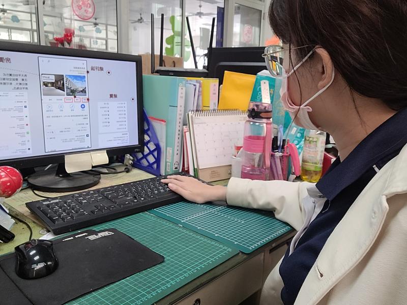 老師在教室上課的畫面