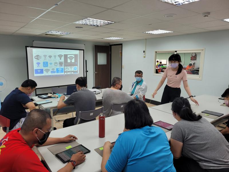 學員了解WIFI的連接方式，以及平板是與網路的關係