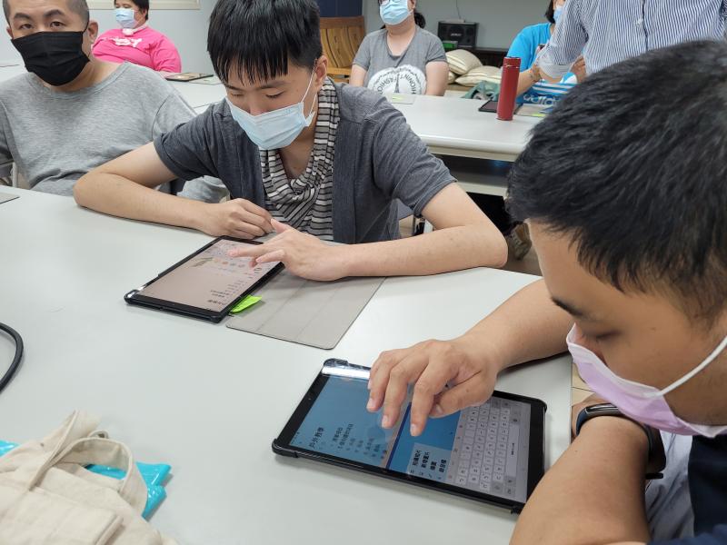 教導學員透過學習雲端記事本紀事並分享雲端共用，讓總是放心不了的學員的家人，能了解學員平常的記事，也可以讓家人透過雲端記事得方式來叮嚀學員一些事項的記憶，做到放手讓學員自主嘗試又有點從旁輔助的模式