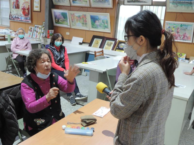 學員向聽力師提問