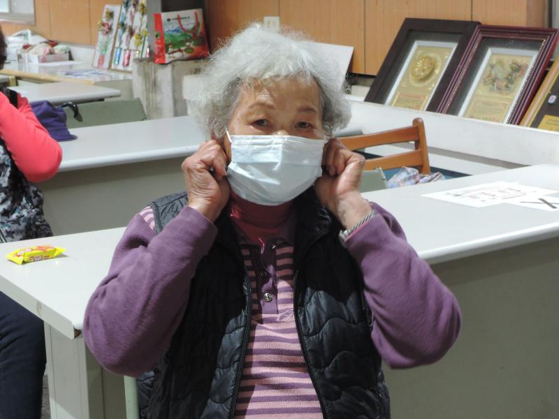 學員跟著聽力師做健耳操