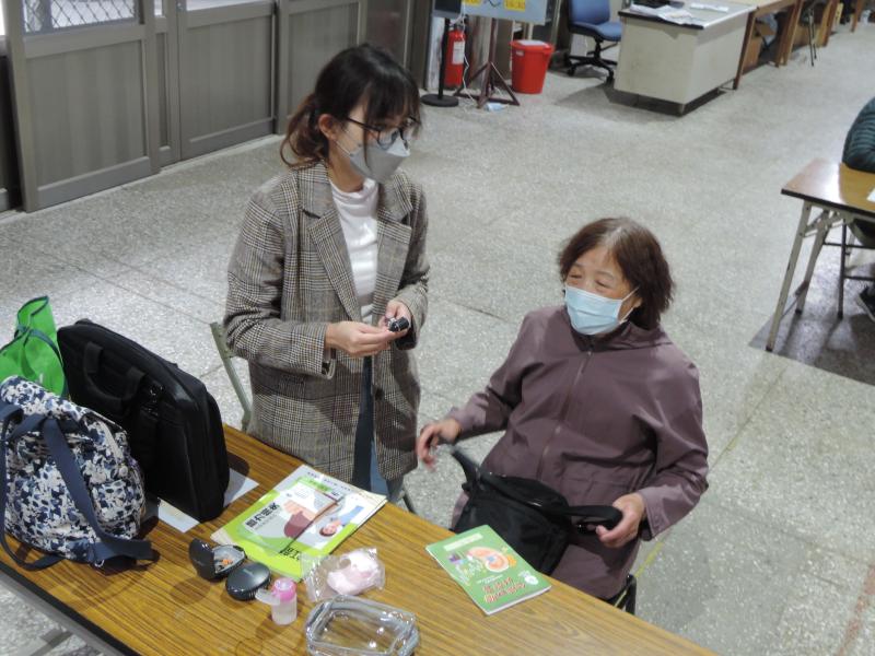 聽力檢測後聽力師依聽檢單協助諮詢