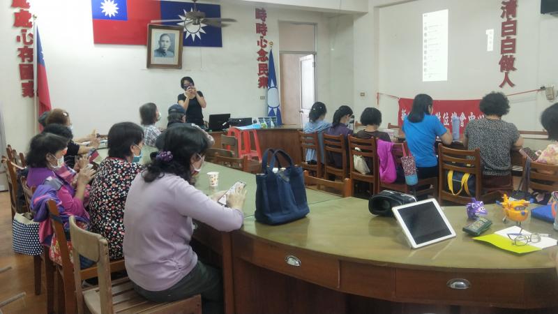 學員使用手機搜尋VR的廠商價格、上課全景