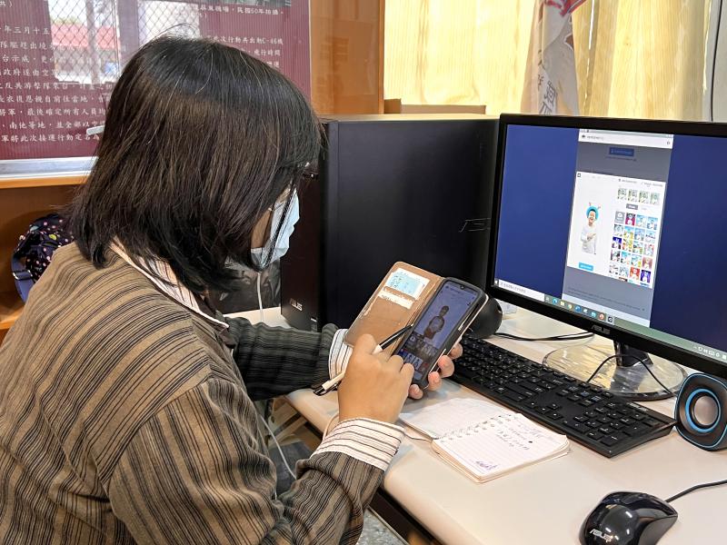 學員跟著講師的教學，練習使用手機去背