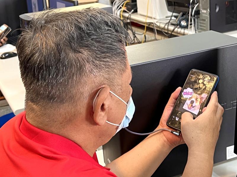 學員使用手機操作LINE拍貼軟體製作貼圖