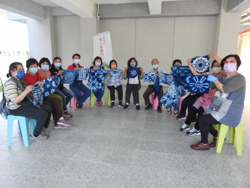 學員們相互分享綁染的技巧