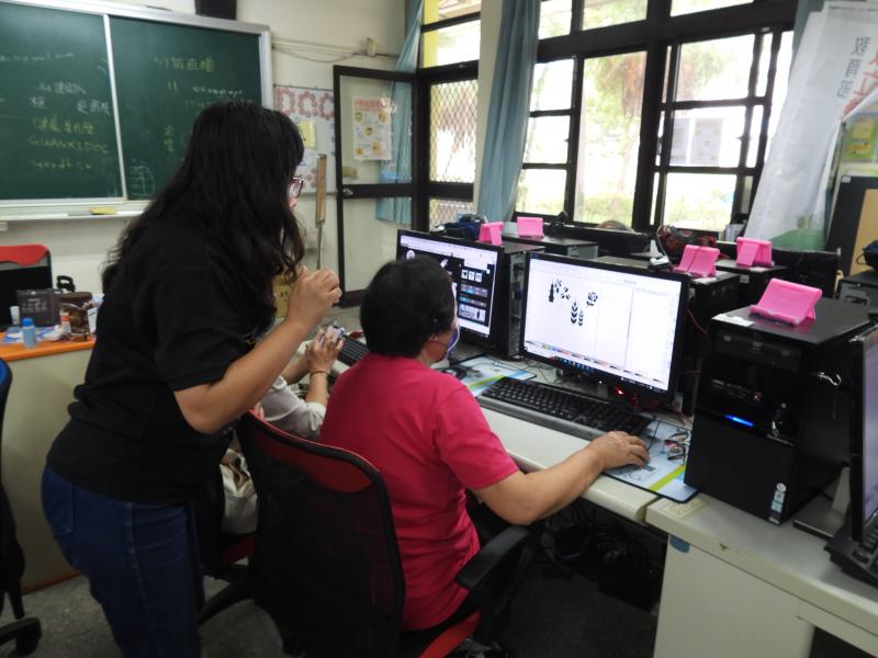 老師指導學員利用INKSCAPE製作向量圖