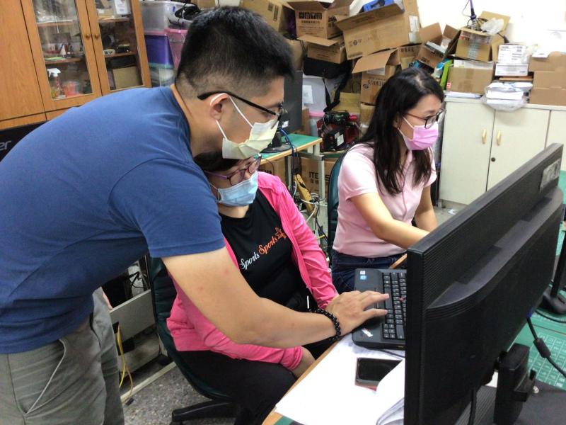 講師指導學員操作上課畫面