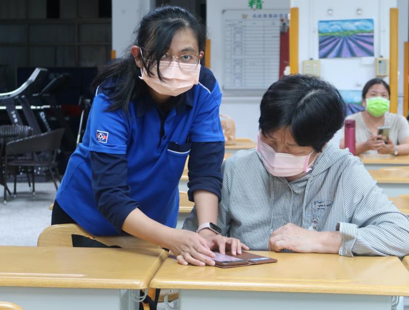 陳育君助教協助老師個別指導學員下載手機APP，並實際操作應，教學成效十分良好。
