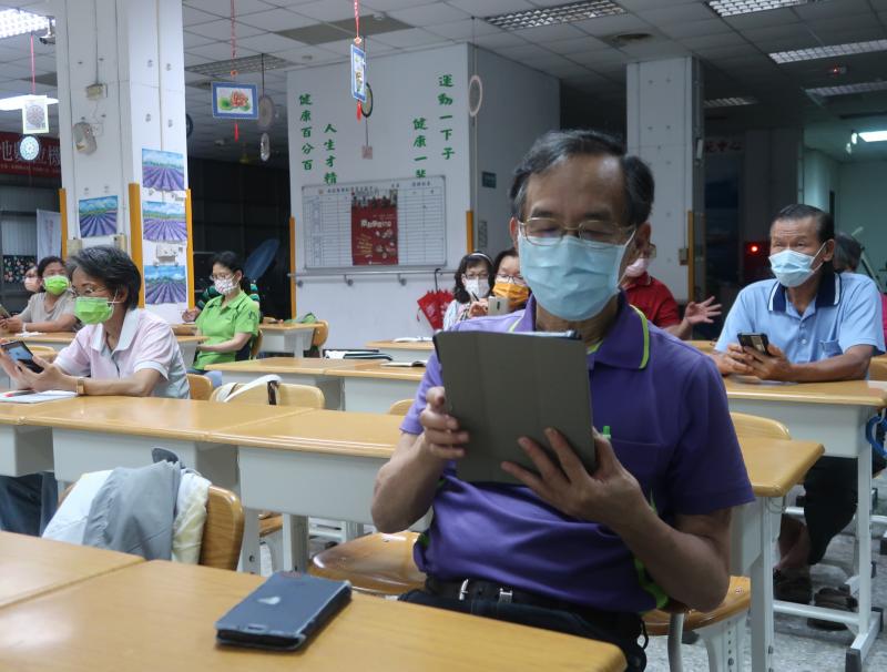 中高齡學習者對手機依賴性越來越大，所以就格外的認真學習，學習成果豐碩。