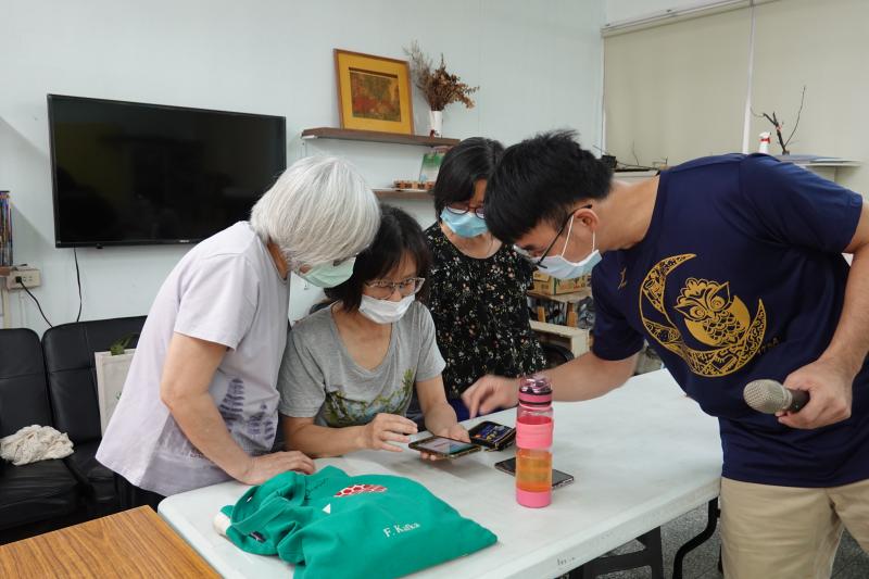 老師在教導學員們操作