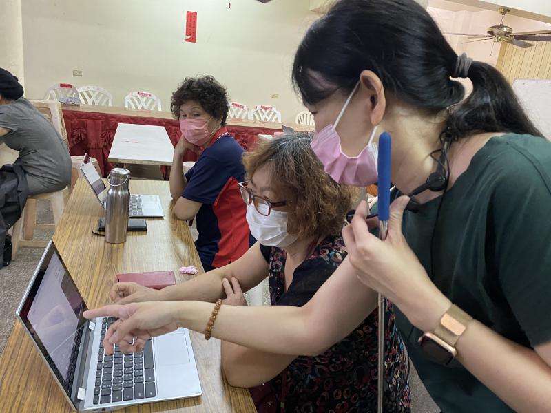 從來不知道網路是需要連線的學員,也學會了從哪裡連接WIFI進行上網