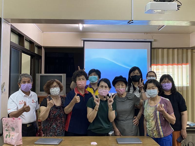 學員們上課時都非常踴躍發表問題,為自己又學到了新的知識及體驗了平板電腦和手機的不同感到非常開心!!!