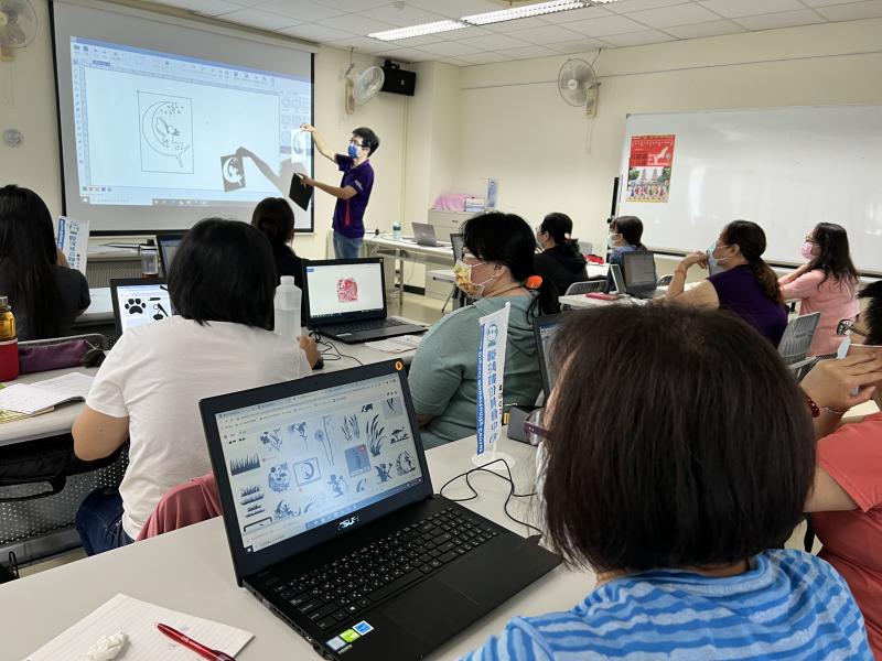 學員專心聽著老師的說明,努力記起每一個步驟