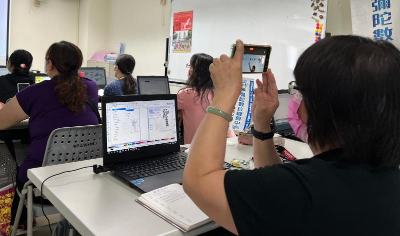 學員邊操作邊使用手機記錄下過程,回家可以持續複習與練習