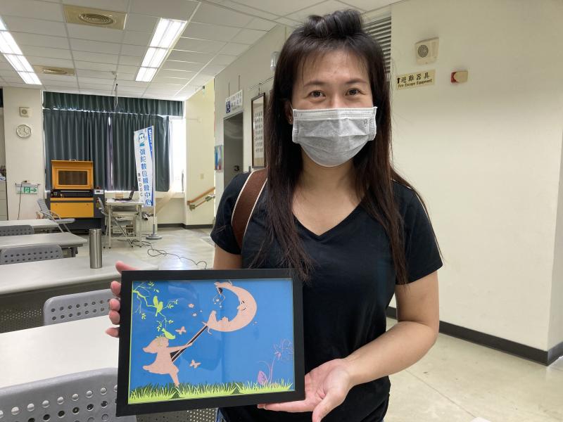 學員開心的與作品合照，完成自己的作品，總是有滿滿的成就感