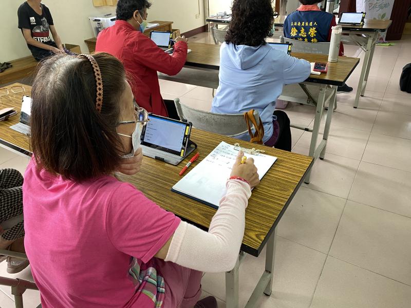 中場下課了,學員邊練習操作,邊寫下做法。