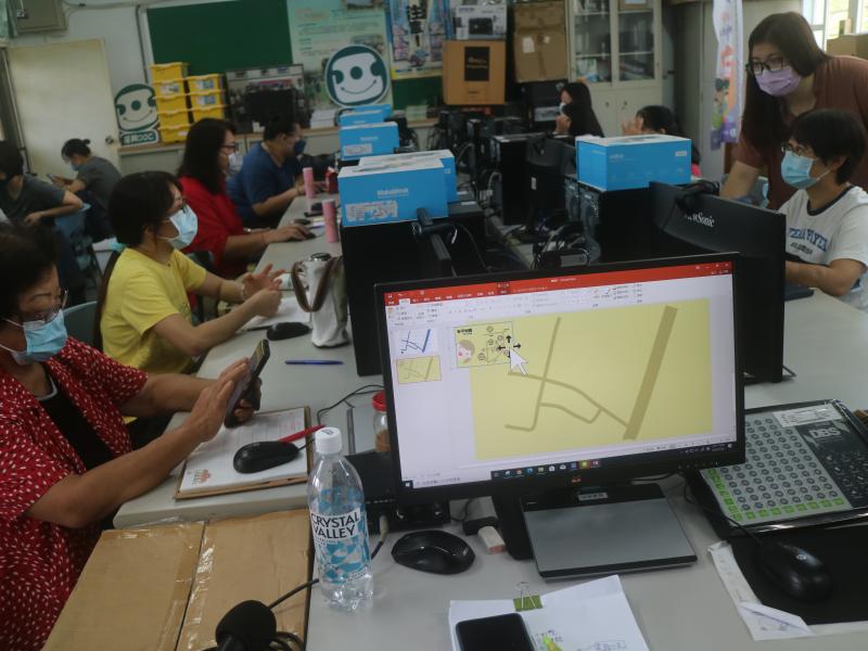 學員運用Canva排版設計把數位地圖和商家簡介作一個完整的排版.