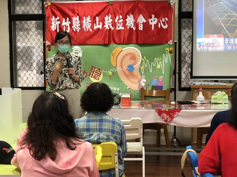 聽力師透過簡報向學員講解聽力相關衛教內容