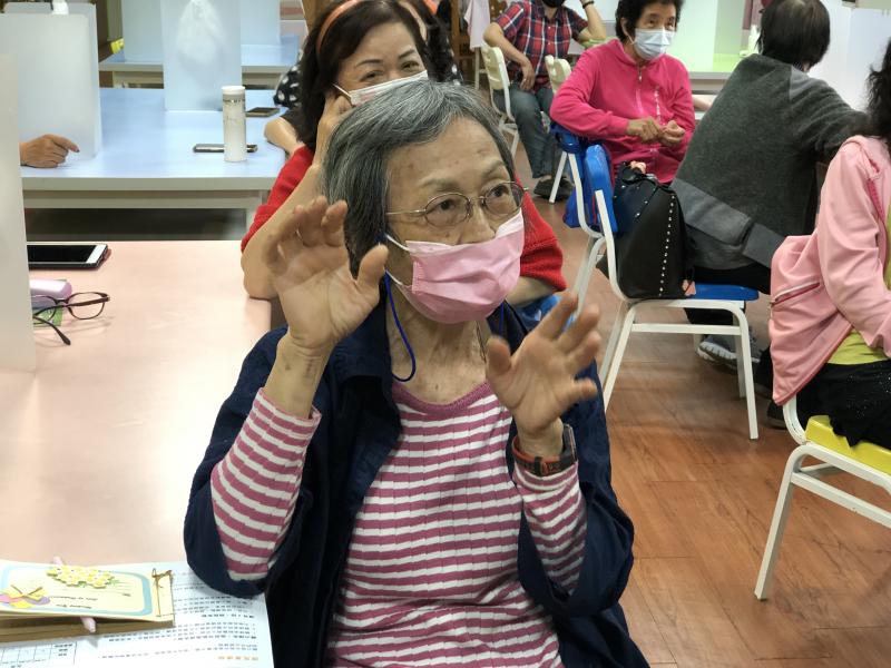 學員舉手向聽力師提問