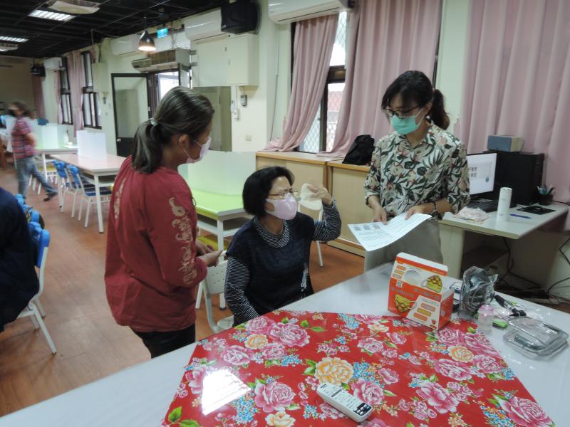 聽力師幫學員做聽檢的諮詢