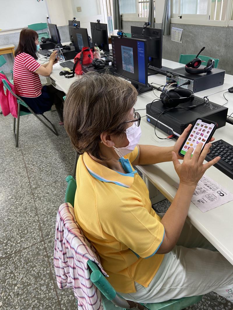 能為家裡的可愛寶貝們把照片製作成˙可愛的 專屬LINE貼圖 ，阿嬤超級得意的展示自己完成審核的作品!